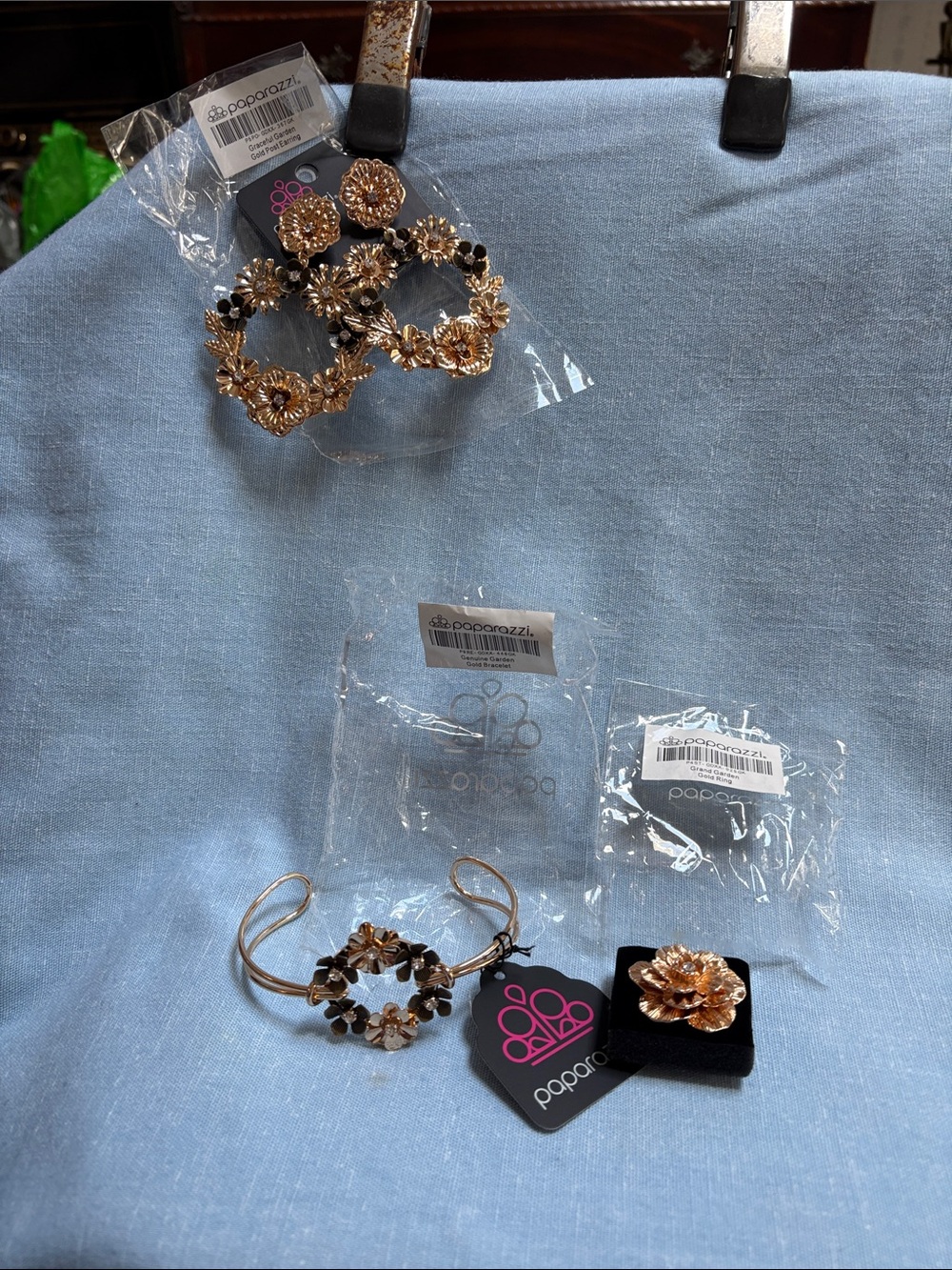 Accessories - Jewelry (Bracelet/Earrings)